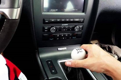 Đi xe số sàn có nên nhảy số, bỏ số?
