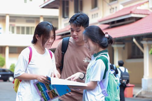 Đề Văn lối mòn, thiếu đổi mới, sĩ tử dễ dàng đạt 7-8 điểm
