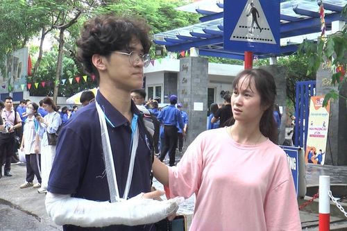 Phẫu thuật bó bột tay phải trước kỳ thi, nam sinh vẫn làm tốt bài thi môn Văn