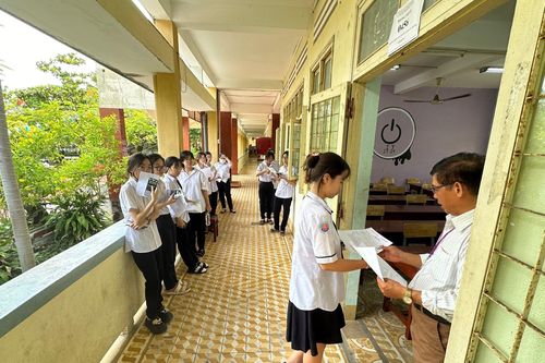 Đi thi tốt nghiệp THPT bằng xe máy, 2 thí sinh bị tai nạn giao thông