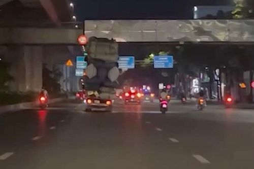 Tài xế chở 'núi hàng', gần chạm gầm ga tàu điện ở Hà Nội