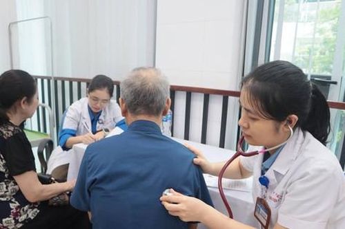 Khám bệnh miễn phí cho hơn 300 người có công của quận Cầu Giấy