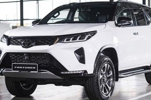 Giá lăn bánh Toyota Fortuner mới nhất rẻ hơn hẳn Ford Everest, Hyundai Santa Fe lo chạy doanh số