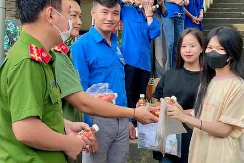 Cơm suất, nước ướp lạnh ấm lòng sĩ tử vùng cao