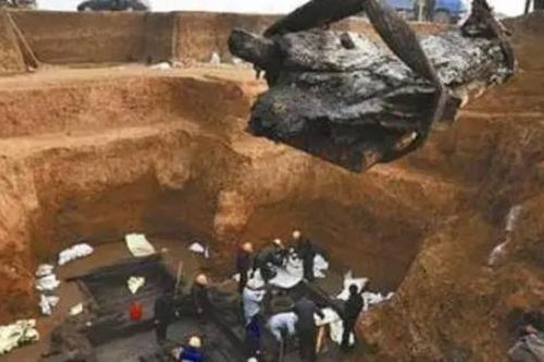Nghi ngờ gò đất lớn có kho báu, chuyên gia cho nổ mìn, khai quật suốt nhiều ngày đêm: Hơn 100 báu vật 1.700 năm tuổi được tìm thấy