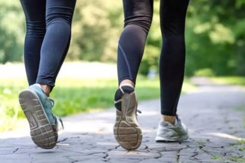 Đi bộ có thể giúp giảm đau lưng?
