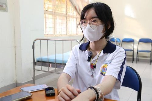 Nữ sinh bị viêm tủy phải nằm để thi tốt nghiệp THPT nuôi giấc mơ làm giáo viên