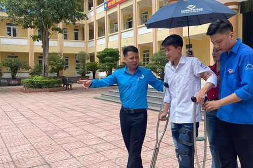 Xúc động hình ảnh nam sinh chống nạng được hỗ trợ đến phòng thi