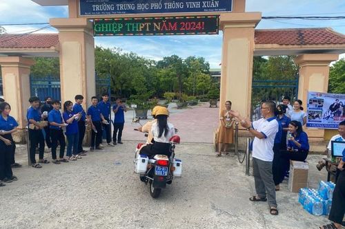 CSGT dùng xe đặc chủng chở thí sinh đến điểm thi, tỷ lệ vắng thi ở Huế thấp nhất nước