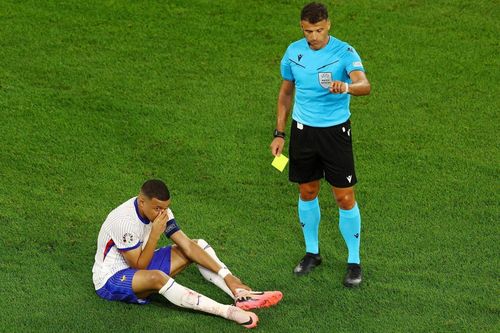 Trọng tài phạt thẻ vàng Mbappe bị đuổi khỏi EURO 2024