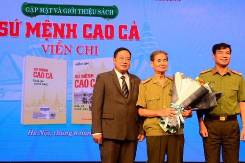 Ra mắt sách 'Sứ mệnh cao cả' của nguyên Thứ trưởng Bộ Công an Viễn Chi