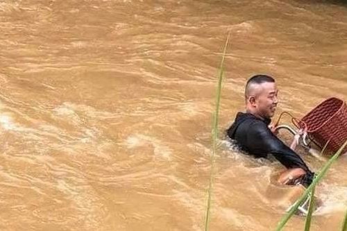 Hai thanh niên dũng cảm cứu bé gái bị lũ cuốn