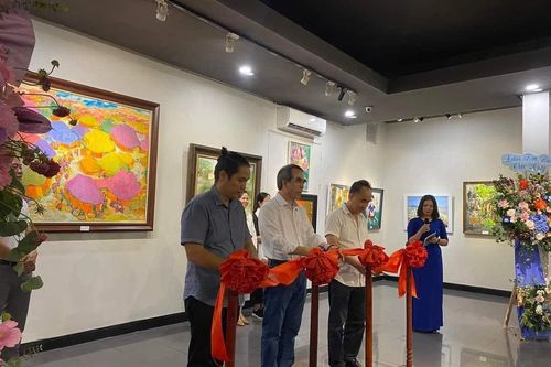 Triển lãm mỹ thuật 'Cuộc sống quanh ta' tôn vinh nét đẹp đời thường