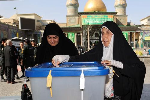 Cử tri Iran đi bỏ phiếu bầu tổng thống mới