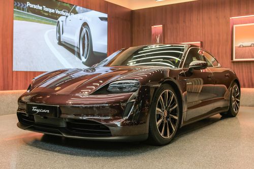 Porsche triệu hồi toàn bộ xe điện Taycan