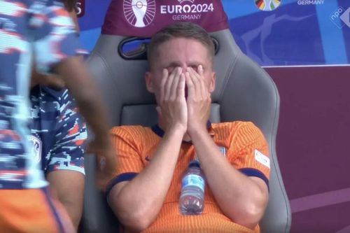 Van Dijk lên tiếng vụ đồng đội bị thay ra ở phút 35