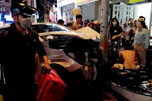 Ô tô 'điên' tông hàng loạt xe máy khiến hai mẹ con tử vong