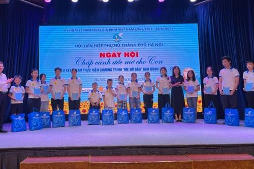 Hà Nội: chương trình 'Mẹ đỡ đầu' hỗ trợ trẻ mồ côi gần 10 tỷ đồng