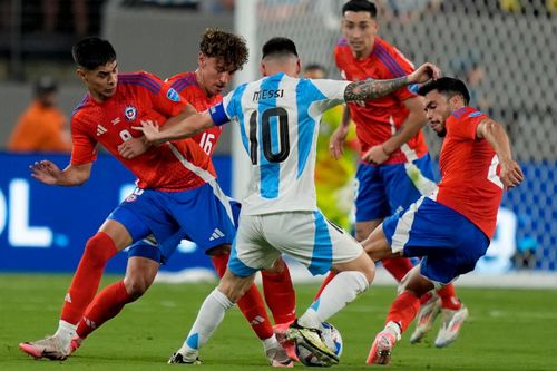Mặt sân nhỏ đang làm khó Copa America