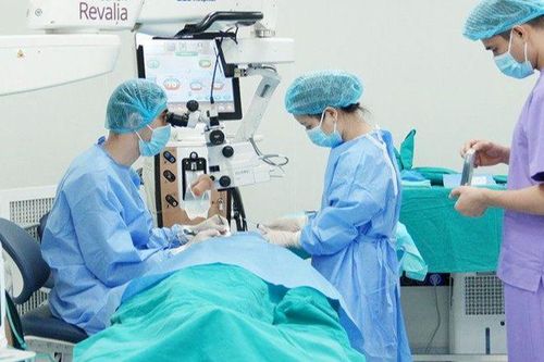 Nguy cơ mất thị lực vĩnh viễn do dùng thuốc nhỏ mắt chứa corticoid suốt 10 năm