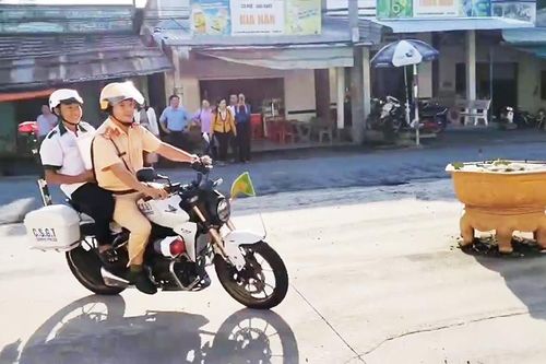 Đại úy Cảnh sát giao thông vượt 15km đưa thí sinh đến điểm thi kịp thời
