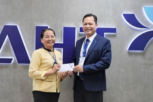 Khen thưởng nhân viên vệ sinh môi trường trả lại tài sản cho khách nước ngoài