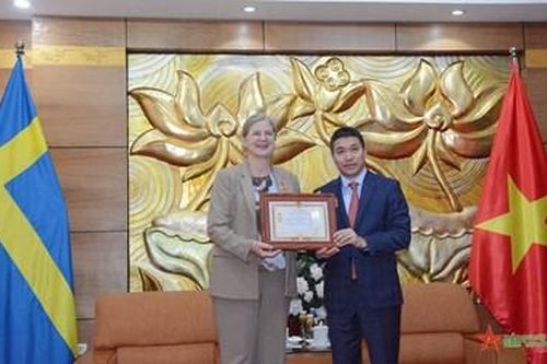 Trao Kỷ niệm chương tặng Đại sứ Thụy Điển tại Việt Nam