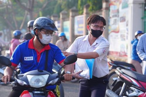 Những hình ảnh đẹp của sinh viên tình nguyện 'Tiếp sức mùa thi' trong ngày thi thứ hai