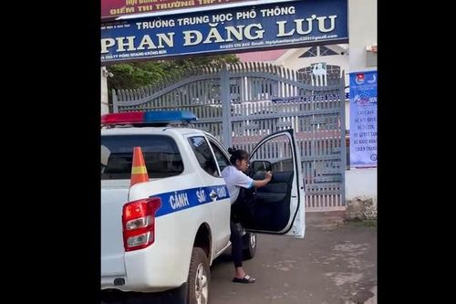 Đắk Lắk: CSGT dùng xe đặc chủng chở thí sinh về nhà lấy giấy tờ