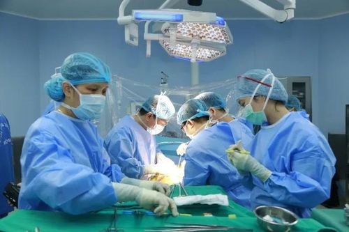 Gạc y tế bị bỏ quên trong bụng bệnh nhân 14 năm