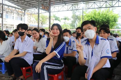 Cô giáo tiếng Anh khuyên trò tránh 'sửa tới sửa lui' đáp án khi thi TN THPT