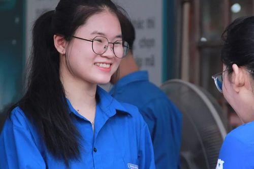 Xao xuyến với những 'bóng hồng xanh' tiếp sức mùa thi