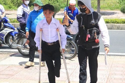 Tình nguyện viên, công an giúp 'dịu mát trường thi'