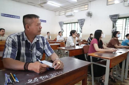 Thí sinh 48 tuổi dự thi tốt nghiệp THPT để 'làm gương cho con'