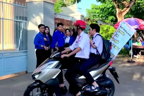 Lo dậy sớm ôn bài, thí sinh Cần Thơ suýt trễ giờ thi