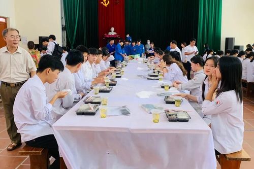 Ấm lòng 'suất ăn yêu thương' tiếp sức sĩ tử