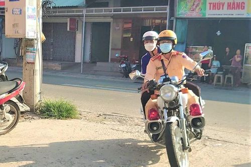 Cảnh sát giao thông Kiên Giang dùng xe chuyên dụng kịp thời đưa thí sinh đi thi