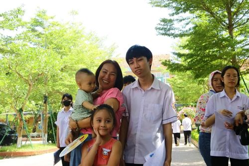 Mùa thi của con, nỗi lòng cha mẹ