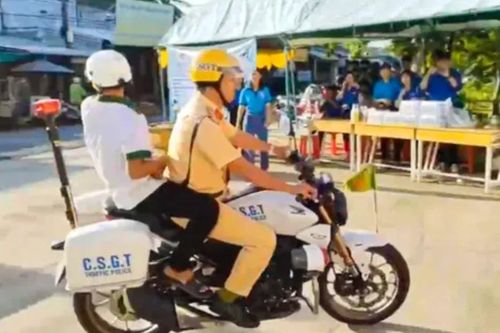Cảnh sát Sóc Trăng dùng xe chuyên dụng vượt 15km đưa thí sinh đến điểm thi
