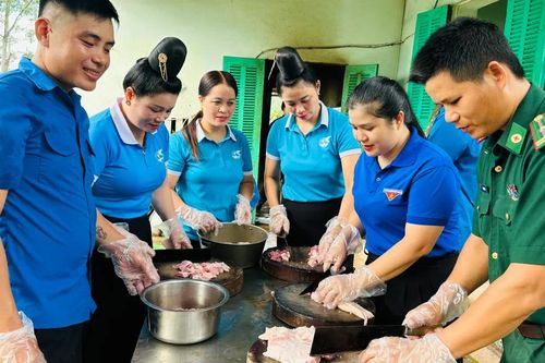 Góp tiền nấu cơm hỗ trợ thí sinh nơi biên giới Sông Mã