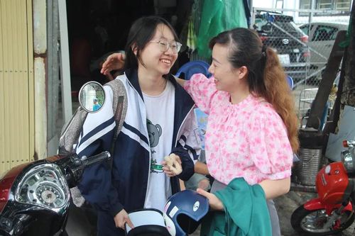 Cô trò Điện Biên cười rạng rỡ chia tay kỳ thi