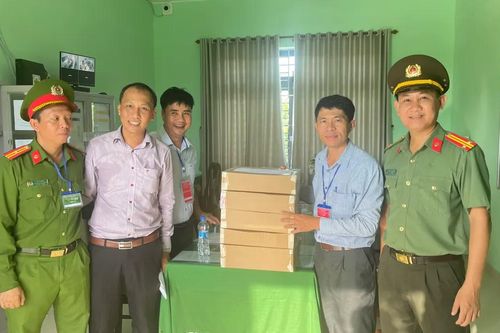 Công an Quảng Nam áp tải an toàn bài thi tốt nghiệp THPT đến Hội đồng chấm thi
