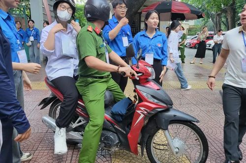 Xúc động hình ảnh đồng hành cùng thí sinh Bắc Ninh