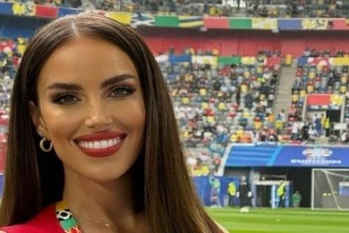 Hoa hậu truyền cảm hứng cho tuyển Slovakia trước trận gặp đội tuyển Anh