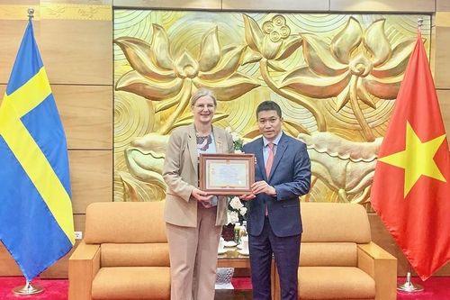 Trao tặng Kỷ niệm chương 'Vì hòa bình, hữu nghị giữa các dân tộc' cho Đại sứ Thụy Điển tại Việt Nam Ann Mawe