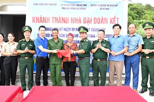 Trao tặng 'Mái ấm biên cương', 'Nhà Đại đoàn kết', tặng quà, khám bệnh miễn phí cho người dân khu vực biên giới