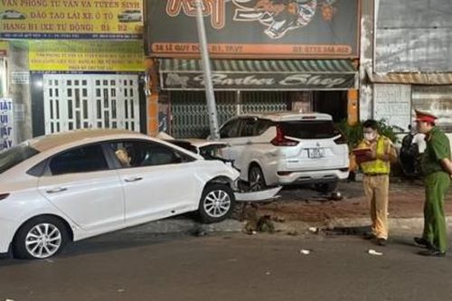 Nữ tài xế tông hàng loạt xe máy dừng đèn đỏ khiến 2 người tử vong