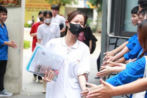 Đề thi môn tổ hợp dễ thở, thí sinh ra khỏi điểm thi cười 'tít mắt'