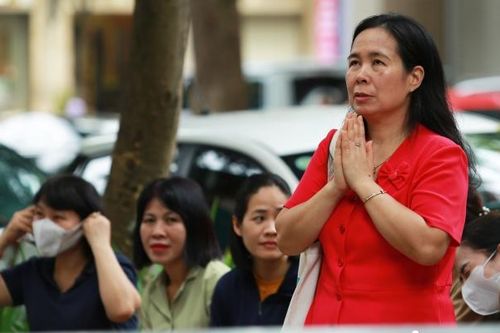 Phụ huynh chắp tay đọc tên, số báo danh sĩ tử trước cổng trường cầu mong con thi tốt