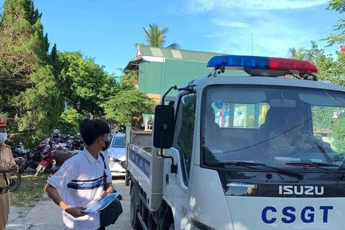 Nam sinh Quảng Trị đến điểm thi bằng ô tô chuyên dụng của CSGT
